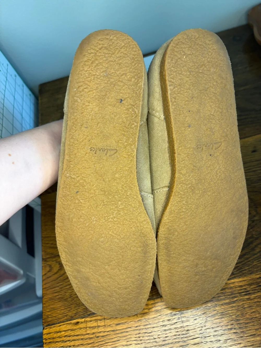 Clarks Men’s Wallabies Suede shoes in Beige-Tan